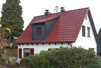 Neugedecktes Dach nach einer Grundsanierung